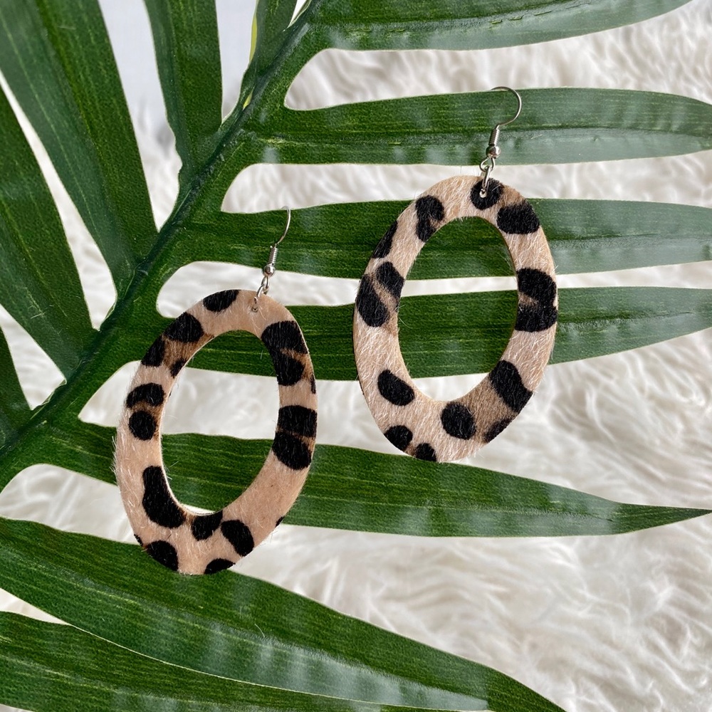 ✨ Leopard print Oval Hoop Earrings
